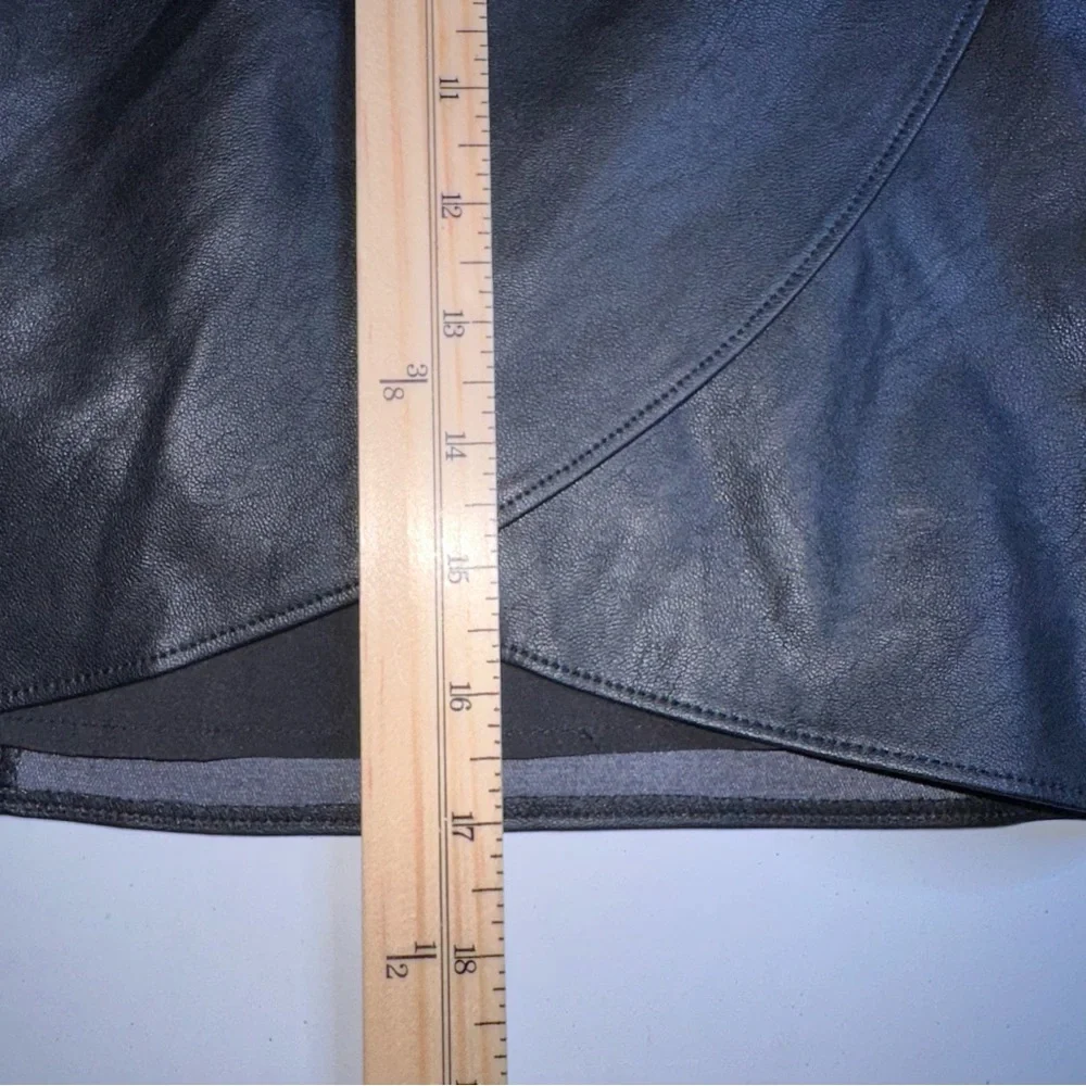 Abercrombie & Fitch Black Faux Leather Mini Skirt Gathered Side Ruching ‎ Size M